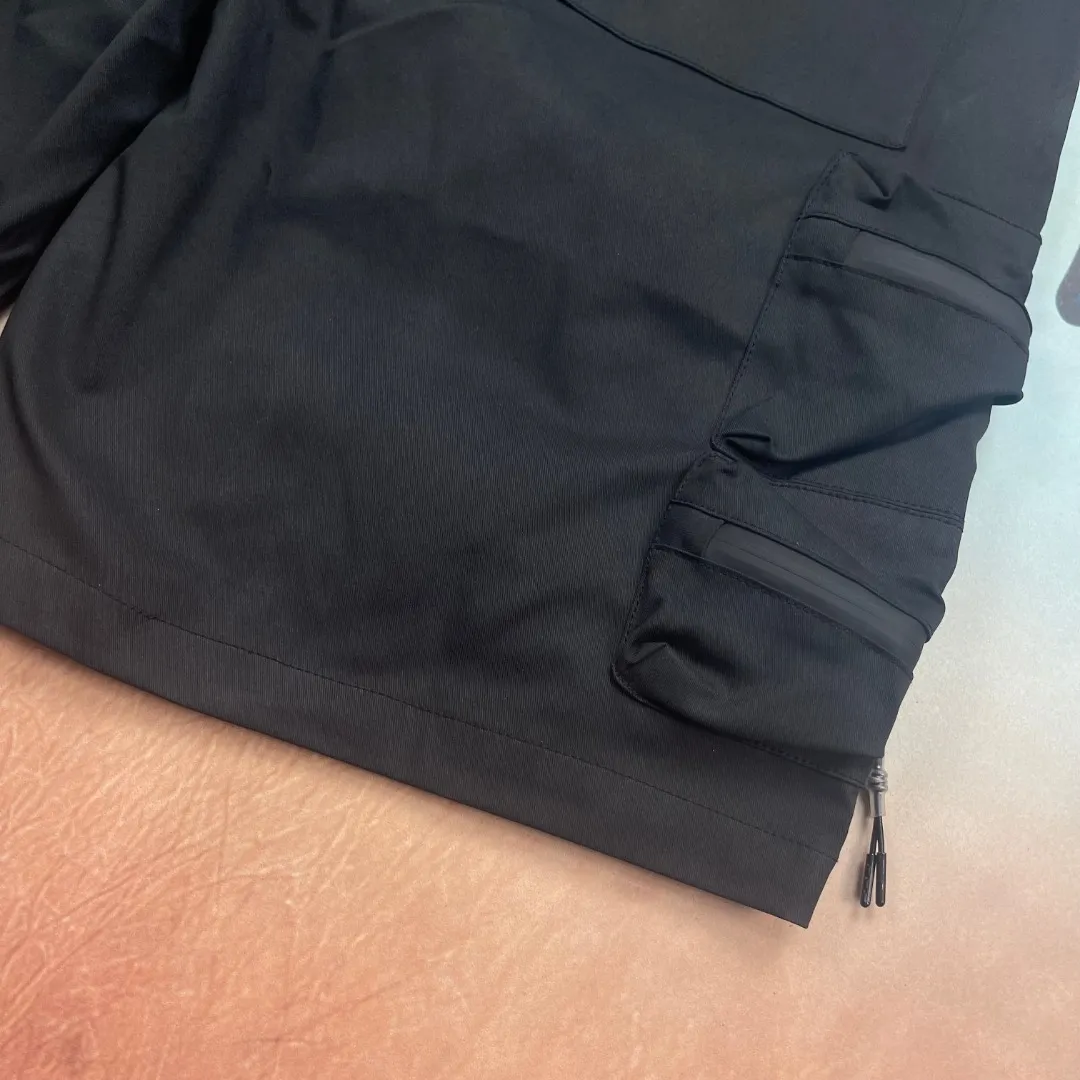 🅿️280 🔘Model number-BS701 🔘Stone Island𝐒𝐓𝐎𝐍𝐄 𝐈𝐒𝐋𝐀𝐍𝐃 25SS multi-pocket functional workwear shorts* The craftsmanship is particularly exquisite, and the original double-washing process not only makes the fabric texture more outstanding, but also adds a retro charm. The double tag design highlights the high-end and sophistication of the brand. In terms of design, these shorts are in the trendy workwear style. The drawstring design at the waist makes it easy to adjust the tightness and makes it comfortable to wear. Multiple three-dimensional large pockets are practical and stylish. The zippers on the pockets are full of details, which can be opened smoothly and prevent items from falling. The iconic compass logo, with its eye-catching and unique yellow-green color scheme, immediately raises the bar and makes it highly recognizable. The color choices are also very rich, the classic black is versatile and slimming; and the personalized gray is full of modernity. The matching suggestions are as follows: Casual street style: Pair the upper body with a simple white T-shirt, and then pair it with a pair of black and white sports shoes, such as Nike's Air Force 1, which is simple and fashionable, and has a high rate of turning heads when out on the street. Outdoor functional style: wear a black quick-drying short-sleeved shirt inside, and a windproof jacket outside, such as a jacket from the North. Paired with these shorts and a pair of outdoor hiking shoes, it is very suitable for outdoor adventures and hiking. Sports and energetic style: Wear a loose sports vest on top, pair it with shorts and a pair of sports running shoes, go to the gym or play basketball, you will be full of energy and can move freely.  Size: M L XL XXL Color: Black Gray